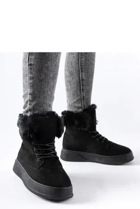 Black snow boots on the Oliverio platform