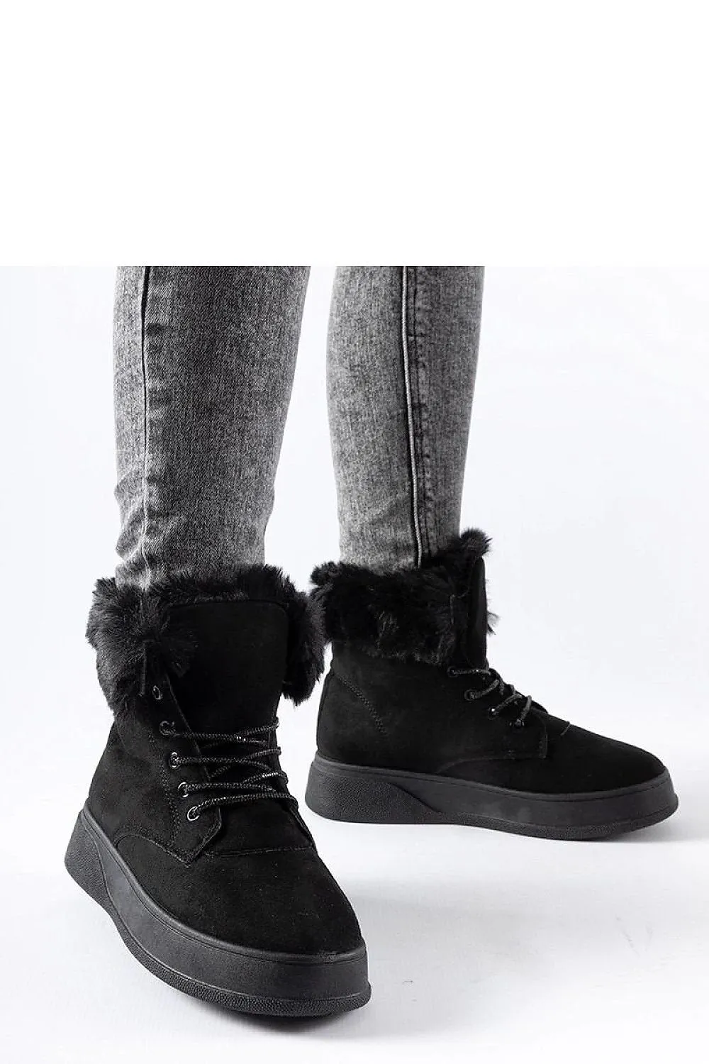 Black snow boots on the Oliverio platform